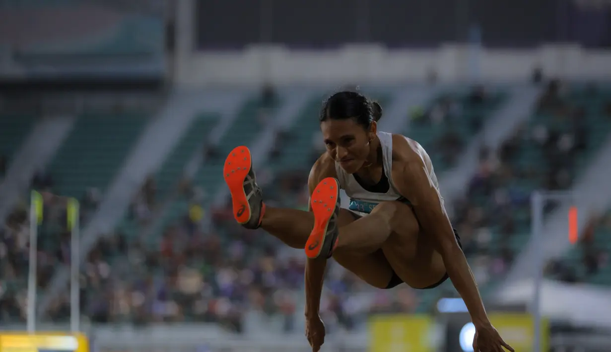 Meski harus puas di posisi ketiga pada nomor lompat jauh, Maria Natalia Londa sebelumnya telah mencatatkan prestasi gemilang. Tampak dalam foto, atlet Indonesia, Maria Natalia Londa, saat melakukan lompatan di final lompat jauh putri SEA Games 2025 di Suphachalasai National Stadium, Pathum Wan, Bangkok, Thailand, Selasa (16/12/2025). (Bola.com/Bagaskara Lazuardi)