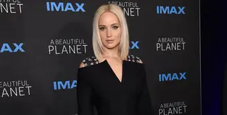 Memiliki jadwal yang super padat kerap terjadi di kalangan selebriti, bahkan mereka juga tak jarang lupa akan kesehatan tubuhnya. Seperti yang terjadi pada Jennifer Lawrence, yang kondisinya sudah lemah di tengah penampilannya. (AFP/JAMIE MCCARTHY)