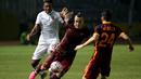 Aksi Radja Nainggolan (tengah) yang memperkuat AS Roma merah. (EPA/Mast Irham)