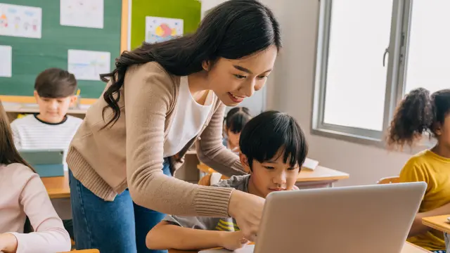 Kumpulan Kata-Kata Indah yang Menyentuh Hati Untuk Hari Guru