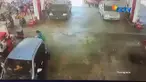 Ledakan terjadi saat kedua pemuda yang mengendarai mobil sedan hendak melanjutkan perjalanan usai mengisi BBM.