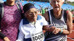 Man Kaur merayakan kemenangannya usai berkompetisi dalam lari sprint 100 meter di World Masters Games di Trusts Arena di Auckland (24/4). Man Kaur berhasil mencatatkan waktu 1 menit 14, 58 detik dalam jarak 100 meter. (AFP Photo/Micheal Bradley)