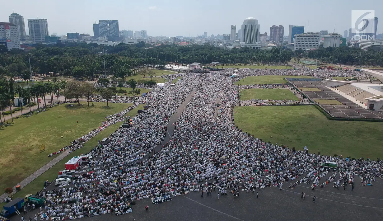 Umat muslim melaksanakan salat Jumat saat Aksi Bela Palestina di Kawasan Monas, Jakarta, Jumat (11/5). Aksi tersebut sebagai penolakan atas keputusan pemerintah AS yang memindahkan Kantor Kedubes AS untuk Israel ke Yerusalem. (Liputan6.com/Arya Manggala)