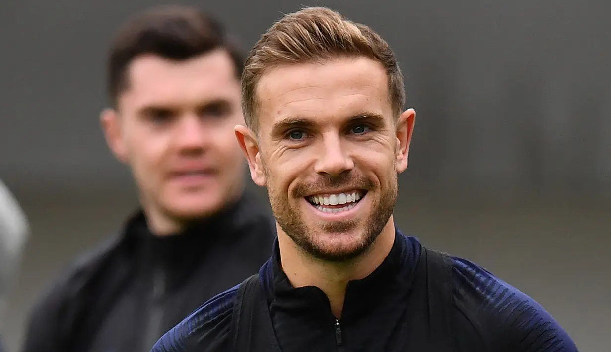 Gelandang Inggris, Jordan Henderson tersenyum saat mengikuti latihan tim di St George's Park di Burton-on-Trent, Inggris tengah (7/10/2019). Inggris akan melawan Republik Ceko pada kualifikasi Euro 2020 di Praha. (AFP Photo/Paul Ellis)