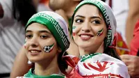 Dua orang Suporter Iran saat menyaksikan laga melawan Portugal pada laga Piala Dunia di Stadion Mordovia, Rusia, Senin (25/6/2018). Iran bermain imbang 1-1 dengan Portugal. (AFP/Filippo Monteforte)