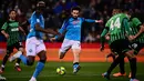 Pemain Napoli, Khvicha Kvaratskhelia (tengah) menendang bola ke gawang Sassuolo yang membuahkan gol dalam pertandingan pekan ke-23 Liga Italia 2022/2023 di Mapei Stadium, Sabtu (18/2/2023). (AFP/Marco Bertorello)