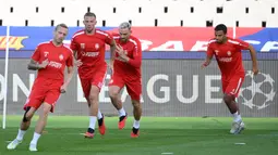 Pemain Antwerp FC saat sesi latihan jelang laga Liga Champions di Estadi Olimpic Lluis Companys, Barcelona, Senin (19/9/2023). Antwerp FC akan berhadapan dengan Barca. (AFP/Josep Lago)