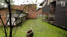 Pemandangan rumah yang terendam air di kawasan Kampung Apung, Jakarta, Senin (6/11). Puluhan tahun warga mendiami kawasan tersebut. (Liputan6.com/JohanTallo)