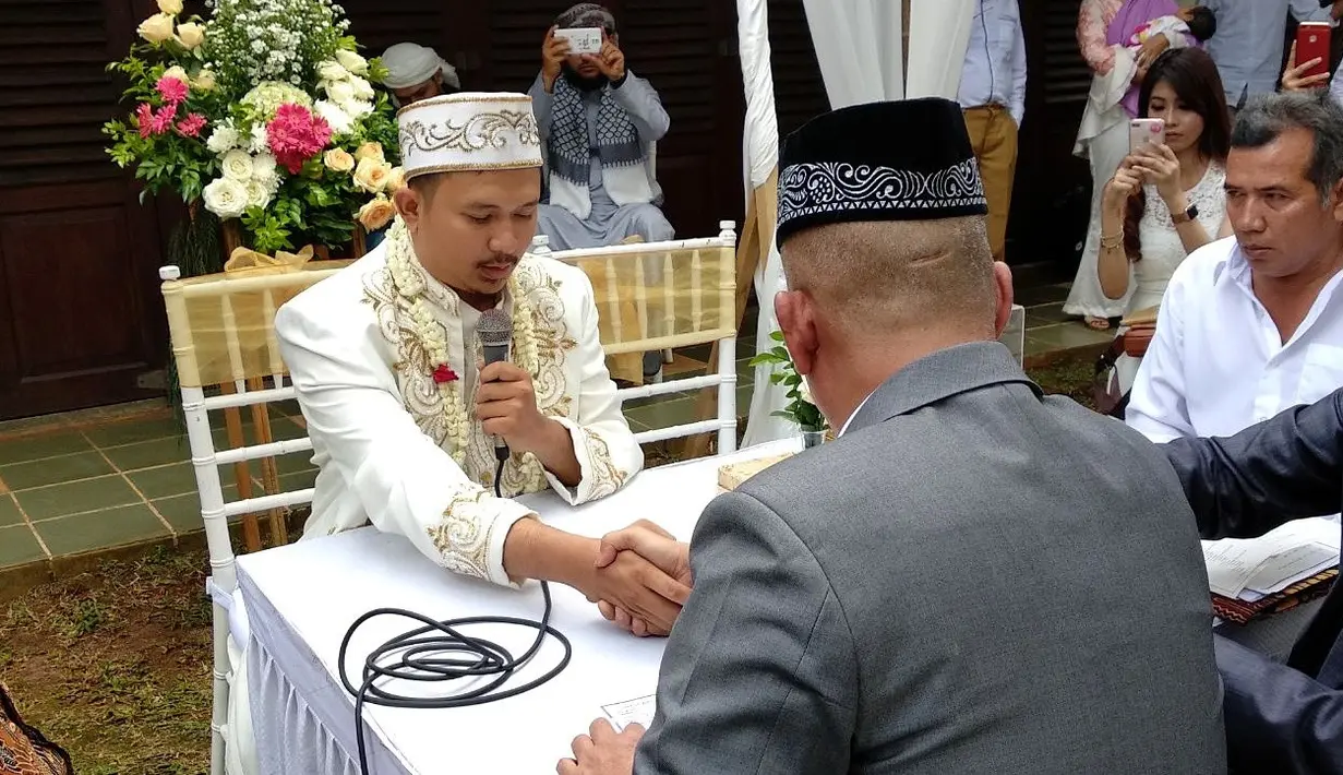 Saugi Balfas terlihat lantang saat mengucapkan ijab qabul. Wanita kelahiran Medan, 6 Mei 1989 itu dipersunting Saugi dengan emas kawin 30 gram. (Nurwahyunan/Bintang.com)