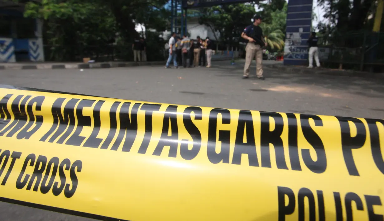 Petugas memasang garis polisi di TKP terjadinya teror di Cikokol, Tangerang, Banten, Kamis (20/10). Dalam aksi teror tersebut pelaku yang diduga simpatisan ISIS melakukan penusakan terhadap Kapolsek Tangerang. (Liputan6.com/Stringer)