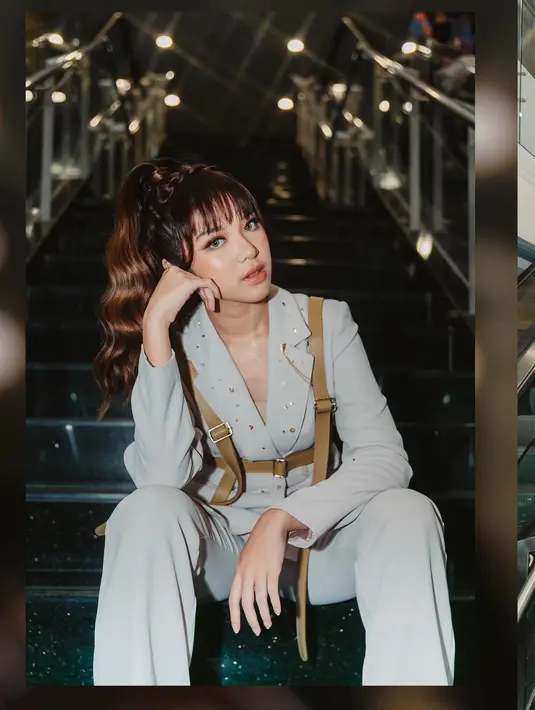 Tampil Sedikit maskulin, Tiara mengenakan setelan jas berwarna abu-abu. Aksen beads pada bagian kerah blazer serta belt cokelat yang membuat penampilan Tiara Andini tidak terlihat monoton.