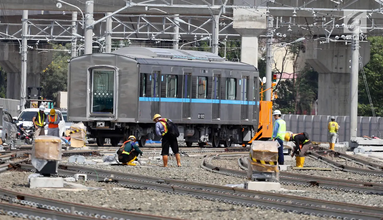 Gerbong Mass Rapid Transit (MRT) melintas di rel kereta Depo MRT Lebak Bulus, Jakarta, Kamis (12/4). 12 gerbong kereta MRT yang dikirim dari Jepang akhirnya mendarat seluruhnya di atas rel kereta depo Lebak Bulus. (Liputan6.com/Arya Manggala)