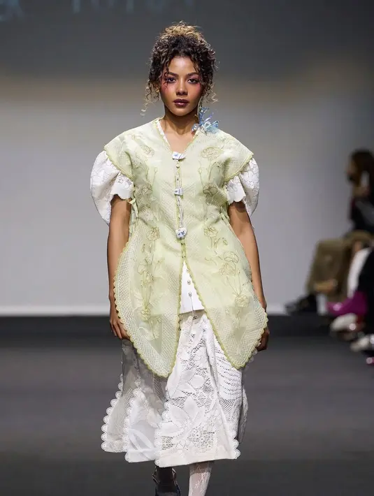 Zsa Zsa Utari tunjukkan pesona eksotisnya dengan outfit layering dari Toton [@zsazsautari]