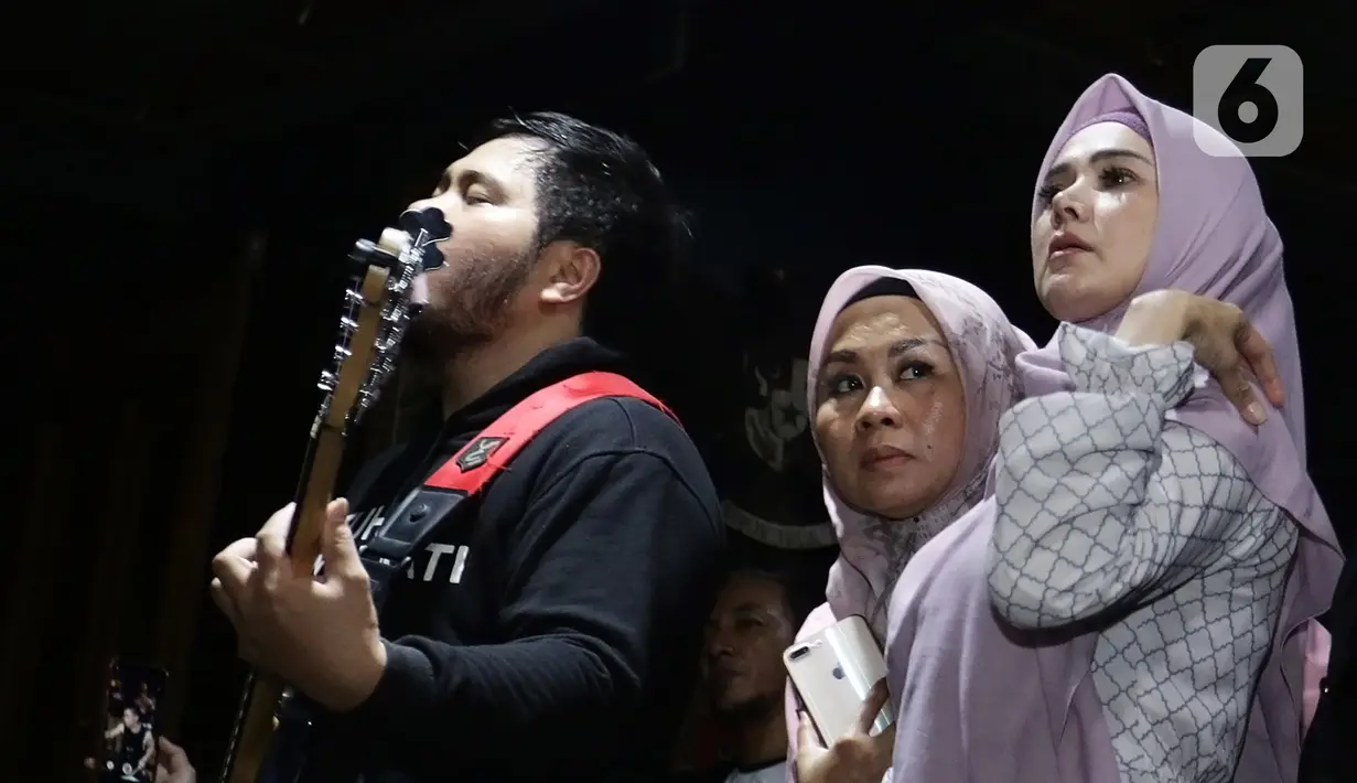 Mulan Jameela melihat suaminya, Ahmad Dhani  berlatih musik bersama rekan-rekannya di Studio Republik Cinta, Jakarta, Selasa (30/12/2019). (Fimela.com/Bambang E. Ros)
