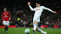 Gelandang Leeds United asal Jepang, Ao Tanaka, mengontrol bola saat menghadapi Manchester United di Old Trafford, 13 April 2026. (Paul ELLIS / AFP)