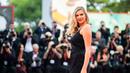 Model Kate Upton berpose untuk fotografer saat menghadiri pemutaran perdana film 'Marriage Story' di Venice Film Festival 2019, Italia, Kamis (29/8/2019). Wanita terseksi di dunia versi majalah Maxim tersebut tampil memesona dengan balutan gaun hitam. (Photo by Arthur Mola/Invision/AP)