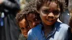 Anak-anak Yaman berpose di kamp pengungsian di Sanaa, Yaman (15/4). WHO mencatat sebanyak 2,1 juta orang telah terlantar akibat konflik yang terjadi di Yaman. (AFP Photo / Mohammed Huwais)