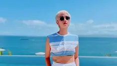 Bagi penggemar sinetron lawas tentu sudah mengenal sosok Intan Ayu. Intan Ayu tampil menawan saat ia liburan di pantai,. Ia terlihat stunning saat memakai outfit seperti ini. Gaya penampilan dari Intan Ayu ini bikin terpesona. (Liputan6.com/IG/tanayudjanuismadi)