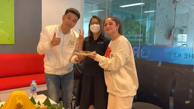 6 Momen Dewi Perssik dan Aldi Taher Kerja Bareng, Akur Makan Sepiring Berdua