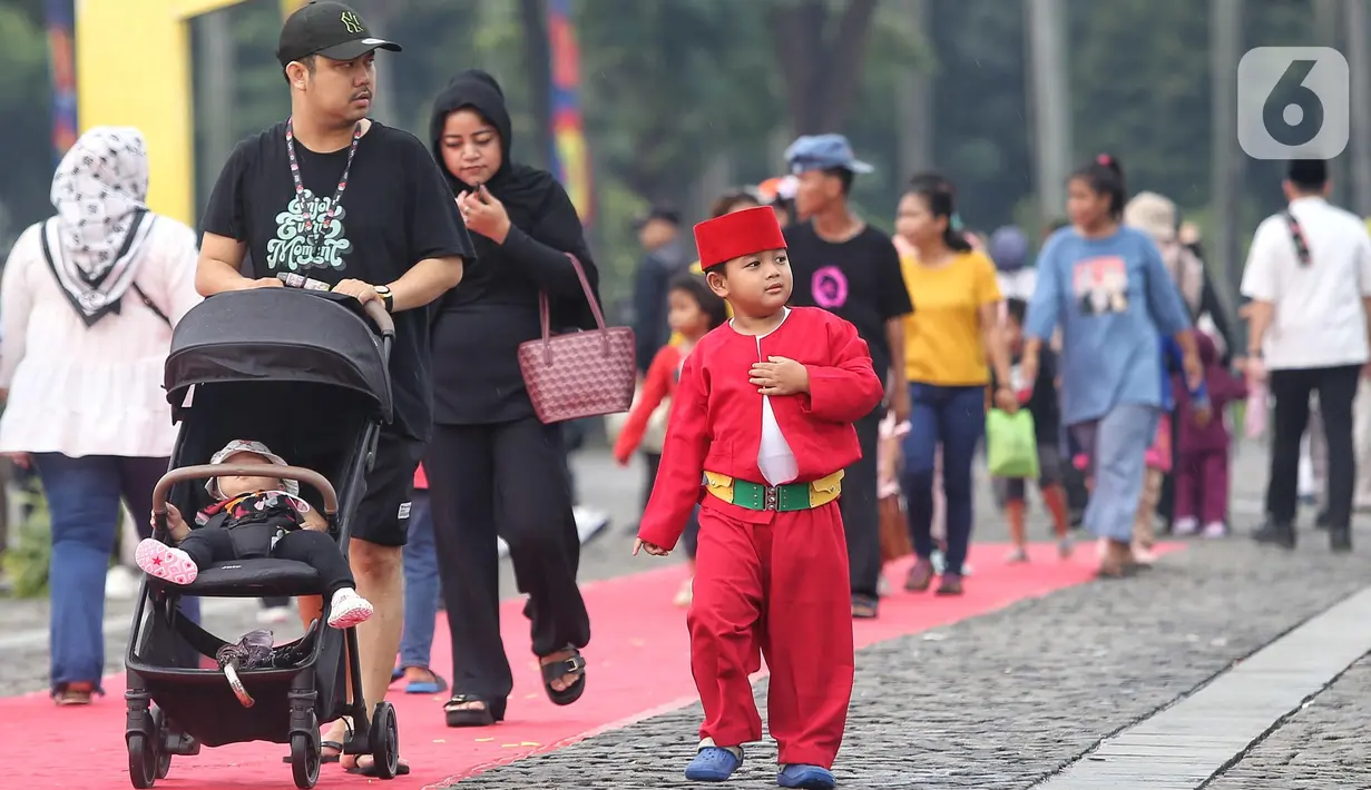 Warga mendatangi area perayaan Lebaran Betawi 2025 di lapangan Monumen Nasional (Monas), Jakarta, Sabtu (26/4/2025). (Liputan6.com/Angga Yuniar)