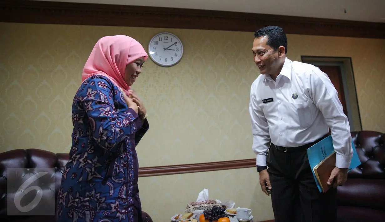 Kepala BNN Komjen Budi Waseso saat akan berpamitan dengan Mensos Khofifah Indar Parawansa di Gedung Kemensos, Jakarta, Senin (19/10). Keduanya membahas langkah strategis guna mengefektifkan pemberantasan narkoba di Indonesia. (Liputan6.com/Faizal Fanani)