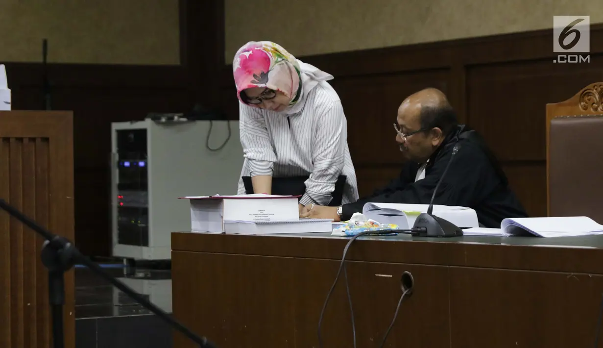 Mantan Dirut PT Pertamina, Karen G Agustiawan saat jeda sidang pembacaan nota pembelaan di Pengadilan Tipikor, Jakarta, Kamis (29/5/2019). Sebelumnya, Karen didakwa pada kasus dugaan korupsi investasi perusahaan di Blok Basker Manta Gummy Australia Tahun 2009  (Liputan6.com/Helmi Fithriansyah)