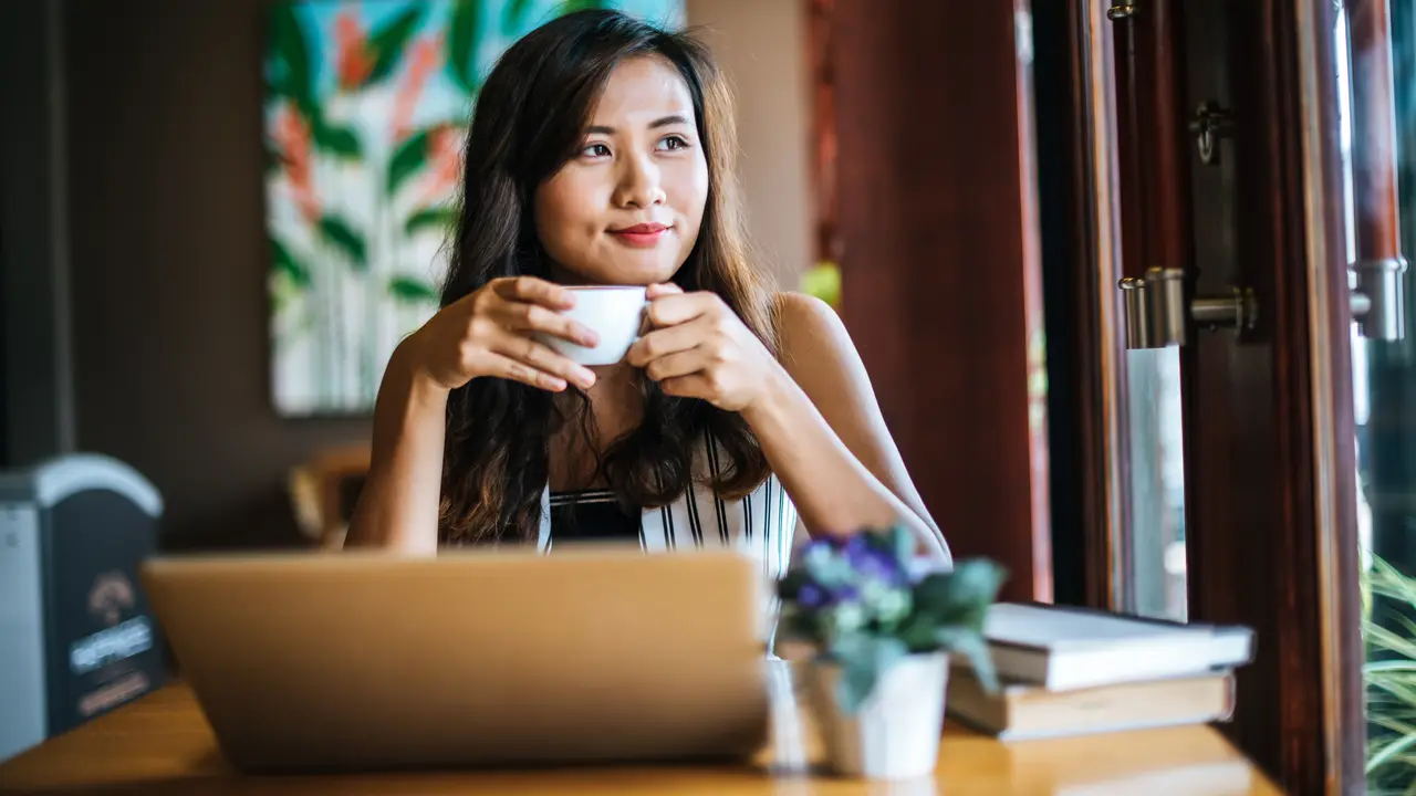 perempuan dan oktober introvert tangguh