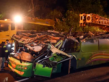 Sebuah bus pariwisata Taiwan mengalami kecelakaan hingga terbalik di ruas jalan dekat Taipe, Selasa (14/2). Sedikitnya 32 orang tewas dalam insiden ini, menjadikannya kecelakaan terburuk dalam 30 tahun terakhir di Taiwan. (Ou Dongqu/Xinhua via AP)