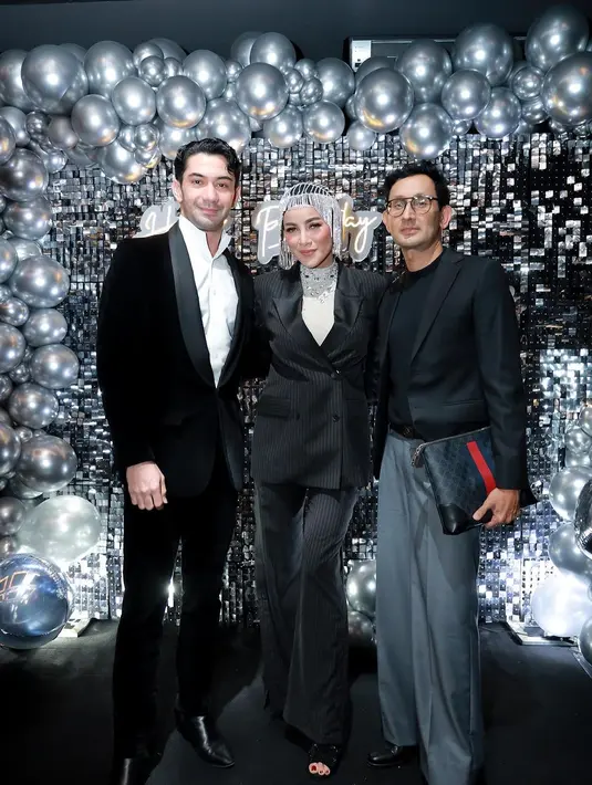 Reza Rahadian tampil gentleman di acara ultah ke-44 Olla Ramlan. Ia mengenakan suede suit sebagai outer dari kemeja putih, dipadu mengenakan celana panjang hitam. [Foto: Instagram/mulanisanjay]