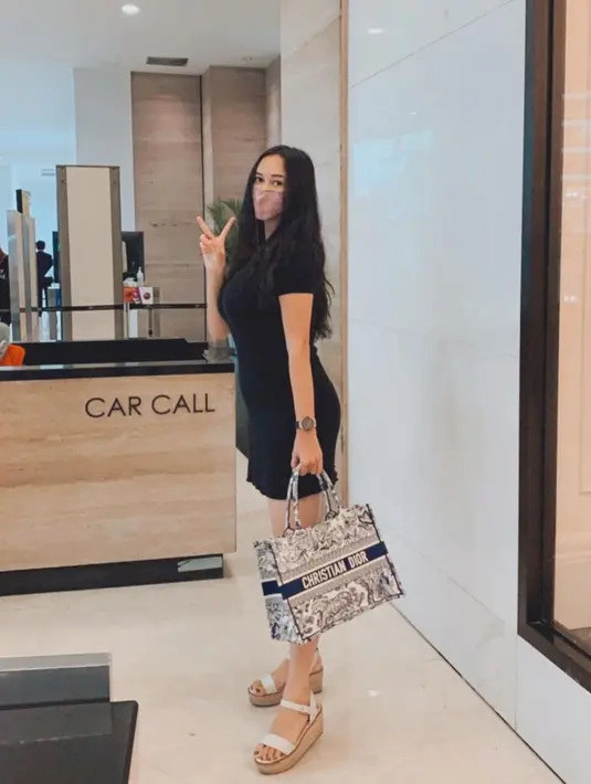 Salah satunya adalah tawaran bermain film yang sampai sekarang belum bisa diterima Aura Kasih. Mengingat saat syuting memakan waktu cukup lama, membuatnya tak bisa meninggalkan Bella. (Instagram/aurakasih)