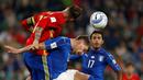 Striker Italia, Andrea Belotti (kanan), berduel dengan bek Spanyol, Sergio Ramos, dalam laga Grup G kualifikasi Piala Dunia 2018 di Juventus Stadium, Jumat (7/10/2016) dini hari WIB. (AFP/Marco Bertorello)