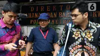 Penyidik senior KPK Novel Baswedan (tengah) saat jeda pemeriksaan kasus penyiraman air keras terhadapnya di Polda Metro Jaya, Jakarta, Senin (6/1/2020). Polisi memeriksa Novel Baswedan sebagai saksi setelah menetapkan dua tersangka penyerangan.(Liputan6.com/Johan Tallo)