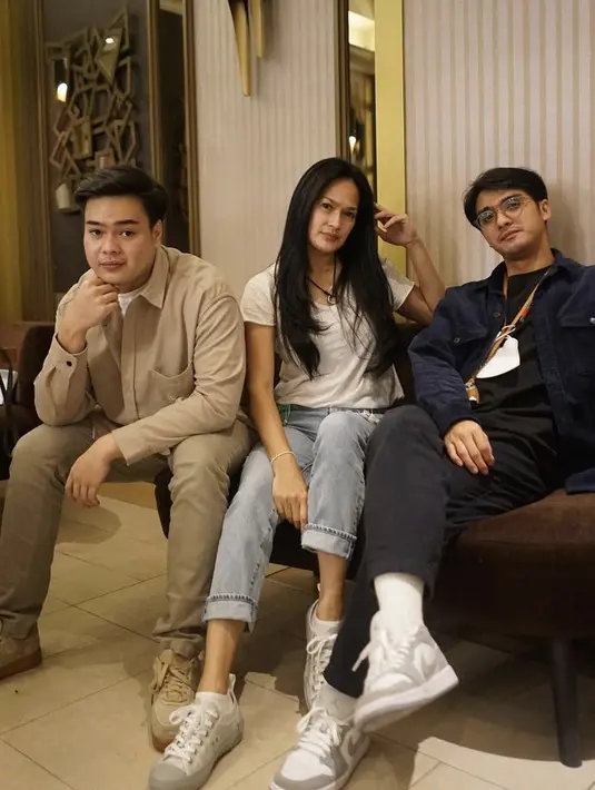 Berpose dengan kedua anaknya, Donna pun tampak masih terlihat sepantaran hanya dengan mengenakan tshirt putih dikombinasikan denim dan sneaker putih. (@donnaharunofficial)