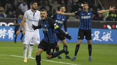 Striker Inter Milan, Mauro Icardi, merayakan gol yang dicetaknya ke gawang Atalanta pada laga Serie A Italia di Stadion San Siro, Milan, Minggu (19/11/2017). Inter menang 2-0 atas Atalanta. (AFP/Miguel Medina)