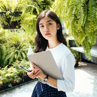 ilustrasi membaca buku/theshots.co/Shutterstock