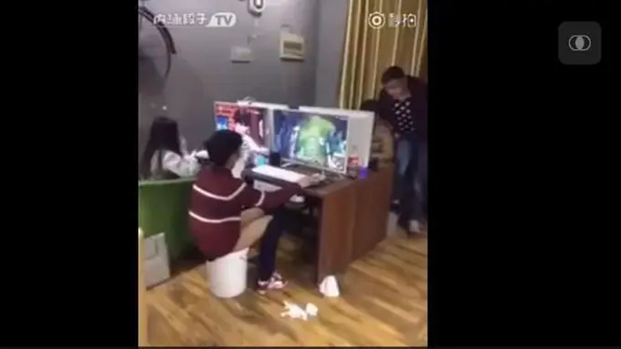 Asik Main di Warnet, Bocah Ini Duduk dan BAB di Ember