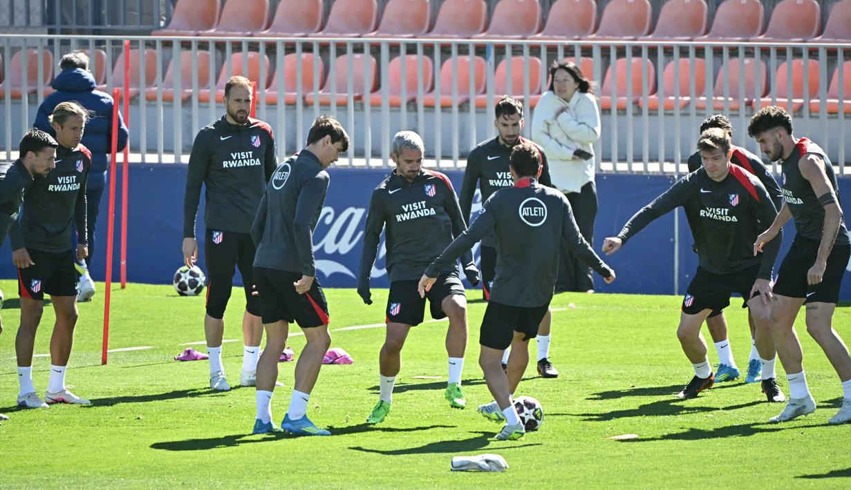 Penyerang Atletico Madrid asal Prancis, Antoine Griezmann, dan rekan-rekan setimnya menghadiri sesi latihan menjelang pertandingan kedua perempat final Liga Champions 2025/26 melawan Barcelona di tempat latihan klub di Majadahonda, pinggiran kota Madrid, pada Senin 13 April 2026. Atletico Madrid bakal menjamu Barcelona pada pertandingan leg kedua perempat final Liga Champions 2025/2026. (Javier SORIANO/AFP)