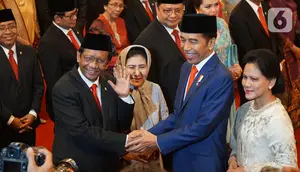 Presiden Joko Widodo (Jokowi) didampingi Ibu Negara Iriana memberikan ucapan selamat kepada Menteri Koordinator Politik, Hukum, dan Keamanan Mahfud Md seusai pelantikan Kabinet Indonesia Maju di Istana Negara, Jakarta, Rabu (23/10/2019). (Liputan6.com/Angga Yuniar)