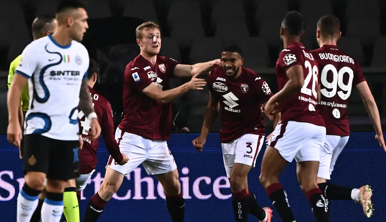 Bek Torino, Bremer (kedua kiri) berselebrasi dengan rekan satu timnya usai mencetak gol ke gawang Inter Milan pada pertandingan lanjutan Liga Serie A Italia di stadion Olimpiade di Turin, Senin (14/3/2022). Torino bermain imbang atas Inter Milan 1-1. (AFP/Marco Bertorello)