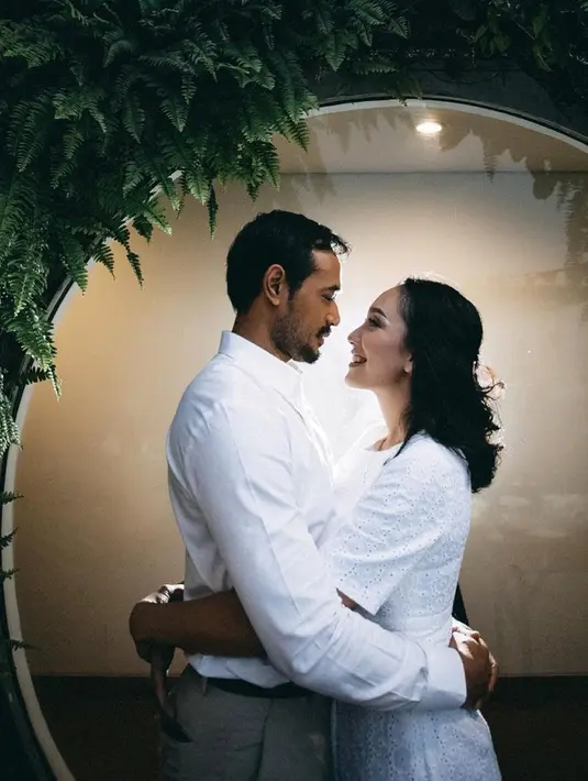 Pernikahannya diselimuti kedamaian, Oka Antara dan Rara Wiritanaya pun selalu terihat mesra dan romantis. Keduanya juga tak pernah absen untuk merayakan ulang tahun pernikahan. Beberapa waktu lalu, pasangan ini juga mengajak ketiga anaknya untuk liburan di Bali. (Liputan6.com/IG/@oks_antara)