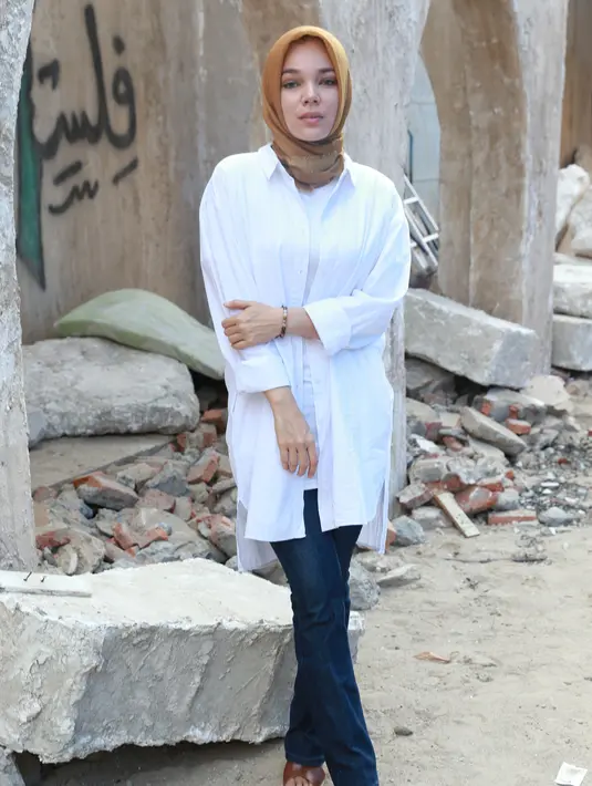 Ada saja moment spesial saat sedang menghabiskan waktu menunggu pergantian tahun bersama di rumah mertua. Apalagi malam itu seluruh keluarga berkumpul di satu tempat. (Adrian Putra/Bintang.com)