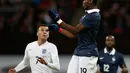 Gelandang Prancis, Paul Pogba berusaha mengontrol bola dengan kepalanya dari kejaran Gelandang Inggris, Dele Alli pada laga persahabatan di Stadion Wembley, London, (18/11). Inggris menang atas Prancis dengan skor 2-0. (AFP PHOTO/ADRIAN DENNIS)