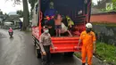 Petugas menggunakan truk bersiap mengevakuasi warga Banjar Pangleg di Desa Jungutan, Karangasem, Bali (28/11). Erupsi Gunung Agung yang masih terjadi menyebabkan sejumlah Desa dikosongkan. (Liputan6.com/ Dewi Divianta)