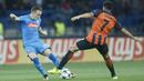 Gelandang Napoli, Piotr Zielinski, melepaskan tendangan ke gawang Shakhtar Donetsk pada laga Liga Champions di Stadion Metalist, Ukraina, Kamis (14/9/2017). Shakhtar Donetsk menang 2-1 atas Napoli. (AP/Efrem Lukatsky)