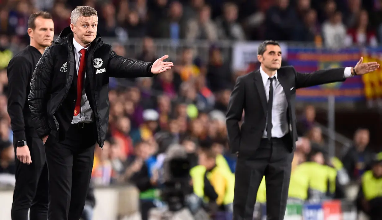 Ernesto Valverde (kanan) punya prestasi yang cukup bagus selama menjadi pelatih Barcelona. Dia berhasil memenangkan empat trofi bersama Blaugrana. (Foto: AFP/Josep Lago)