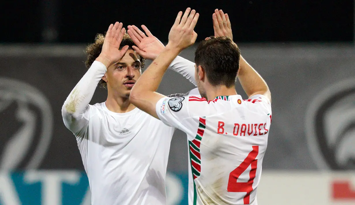 Pemain Wales Ethan Ampadu (kiri) dan Chris Mepham merayakan kemenangan atas Latvia pada pertandingan sepak bola Grup D Kualifikasi Euro 2024 di Stadion Skonto, Riga, Latvia, Senin (11/9/2023). (AP Photo/Roman Koksarov)