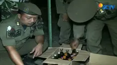 Di sini petugas mendapati puluhan botol minuman keras yang disimpan dalam gerobak jamu.