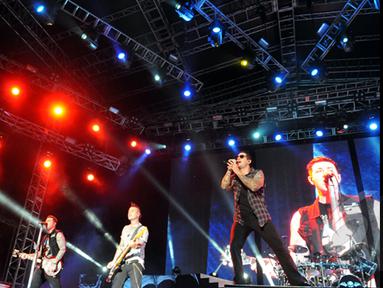 Avenged Sevenfold, Band Rock asal Huntington Beach saat konser bertajuk "Avenged Sevenfold Asia Tour 2015 Live in Jakarta" di Parkir Timur Senayan, Jakarta, (18/1/2015). (Liputan6.com/Panji Diksana)