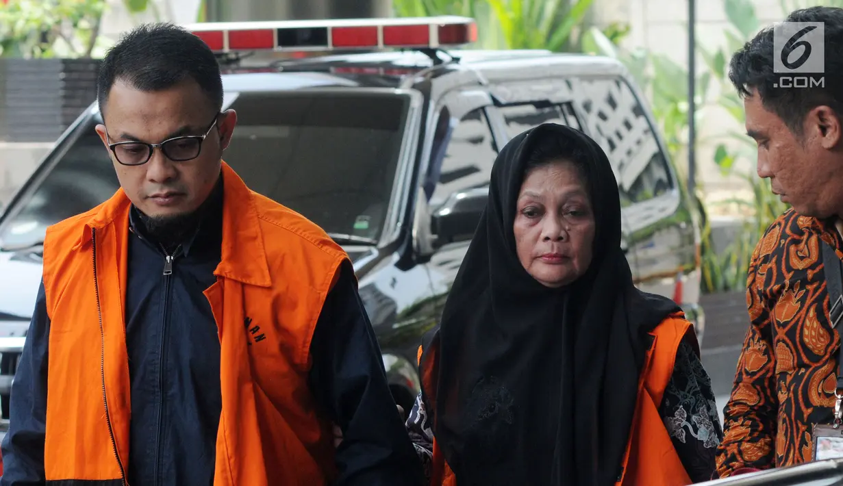 Anggota DPRD Sumut nonaktif Helmiati (tengah) dan Ketua Fraksi PAN DPRD Lampung nonaktif Agus Bhakti Nugroho (kiri) tiba di Gedung KPK, Jakarta, Rabu (31/10). Keduanya akan menjalani pemeriksaan lanjutan. (Merdeka.com/Dwi Narwoko)