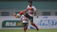 Pemain Madura United, Novan Setya Sasongko berusaha mengontrol bola saat melawan PSIS Semarang dalam laga pekan ke-5 BRI Liga 1 2021/2022 di Stadion Wibawa Mukti, Cikarang, Rabu (29/09/2021). (Bola.com/Bagaskara Lazuardi)